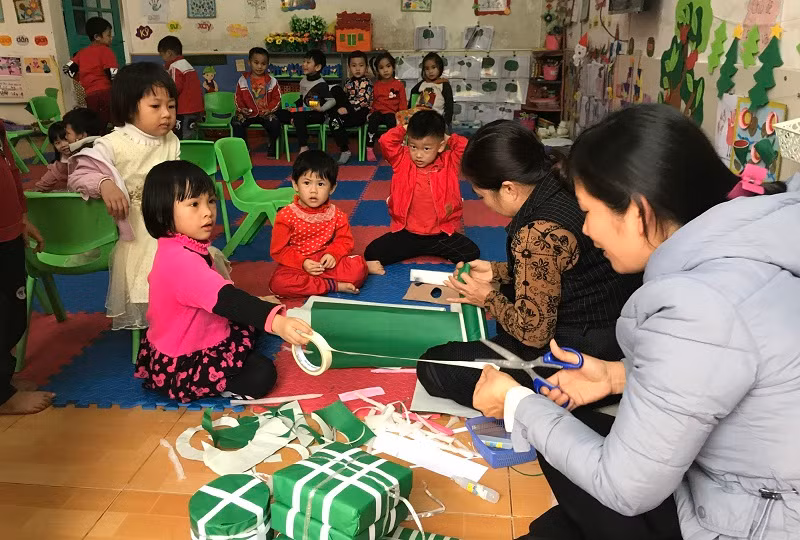 Trẻ trải nghiệm thực tế với sản vật Tết tại Trường MN Hải Tân, huyện Hải Hậu, Nam Định. Ảnh: TG