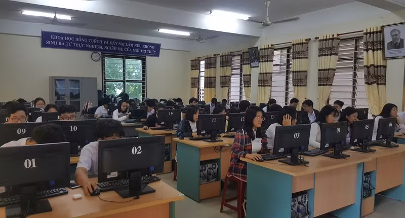 Trường THPT Trần Phú (quận Hải Châu, TP Đà Nẵng) thí điểm kiểm tra 1 tiết trực tuyến tại phòng Tin học từ học kỳ I năm học 2019 - 2020.