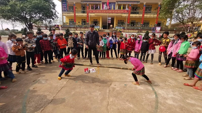 Nhiều thầy cô vùng xuôi đã ở lại và hòa mình vào không khí Tết vùng cao cùng học trò. Ảnh: NVCC