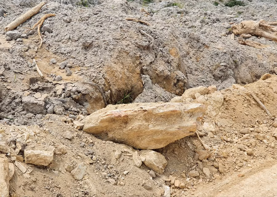 Đá và rễ cây ngổn ngang tại công trình.