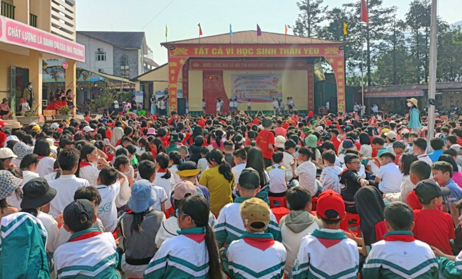 Trường Tiểu học Sa Pa trong tình trạng quá tải học sinh. Trường Tiểu học Sa Pa trong tình trạng quá tải học sinh.