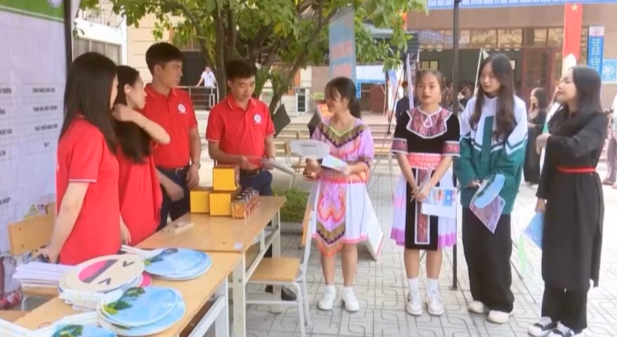 Học sinh tìm hiểu về nghề nghiệp.