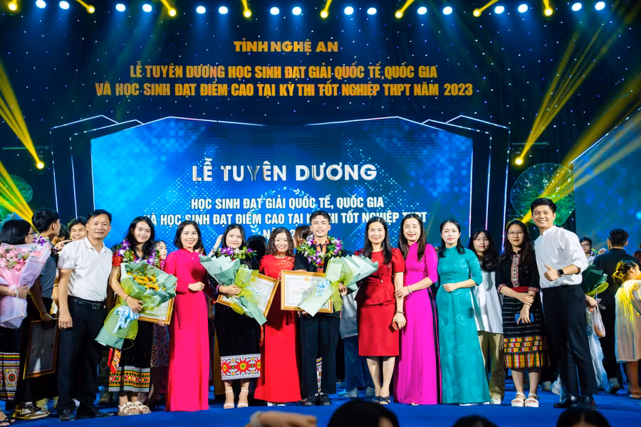Cô Nguyễn Thị Kiều Hoa - Hiệu trưởng Trường THPT DTNT tỉnh Nghệ An cùng học trò tại Lễ tuyên dương học sinh đạt giải quốc tế, quốc gia và học sinh đạt điểm cao tại Kỳ thi tốt nghiệp THPT năm 2023. Ảnh: NT