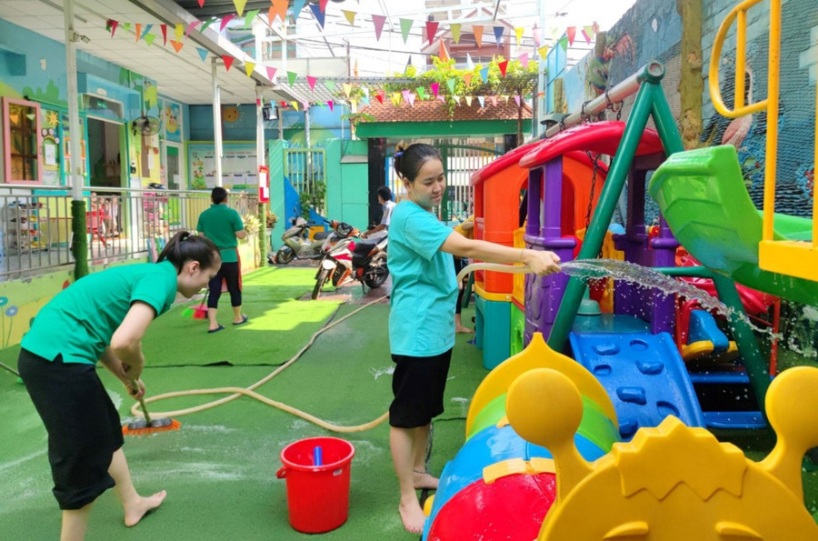 Giáo viên, nhân viên Trường Mầm non 19 Tháng 5 vệ sinh trường, lớp. Giáo viên, nhân viên Trường Mầm non 19 Tháng 5 vệ sinh trường, lớp.