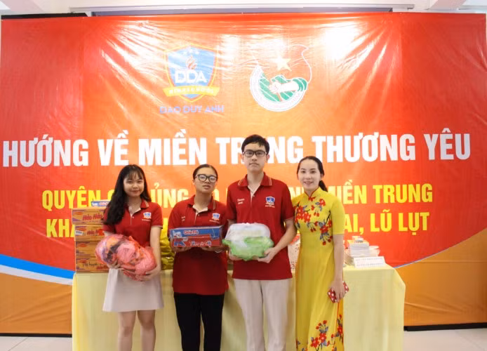 Học sinh Trường THCS-THPT Đào Duy Anh, TPHCM hướng về miền Trung thân yêu. Ảnh minh họa: NTCC.