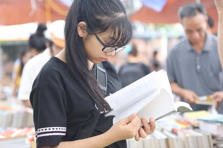 Cha mẹ cần dạy con biết cảm thông, chia sẻ. Ảnh minh họa: Thế Đại.