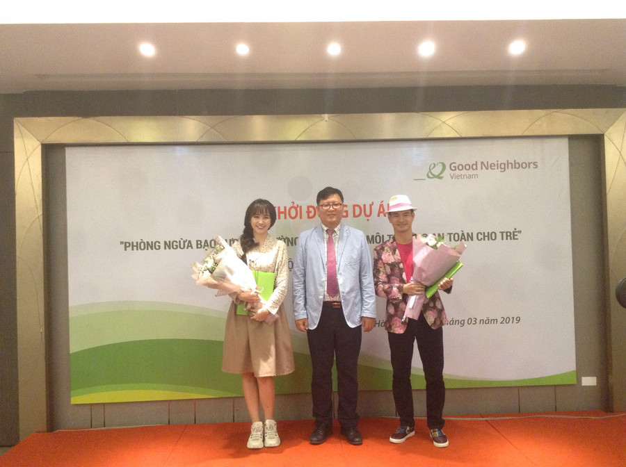 Ông An Yong Sie – Trưởng đại diện GNI tại Việt Nam chụp ảnh lưu niệm cùng ca sĩ Hari Won – đại sứ quảng bá của tổ chức GNI và nghệ sĩ Xuân Bắc – đại sứ dự án