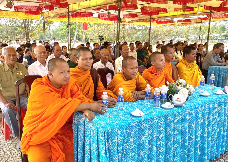 Các đại biểu dự buổi lễ tưởng niệm.