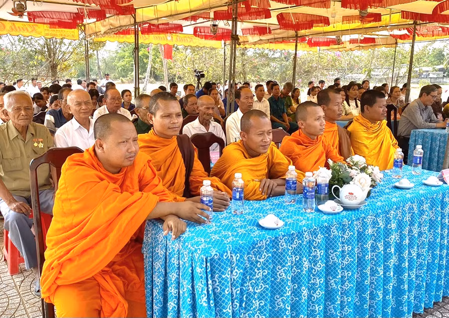 Các đại biểu dự buổi lễ tưởng niệm.