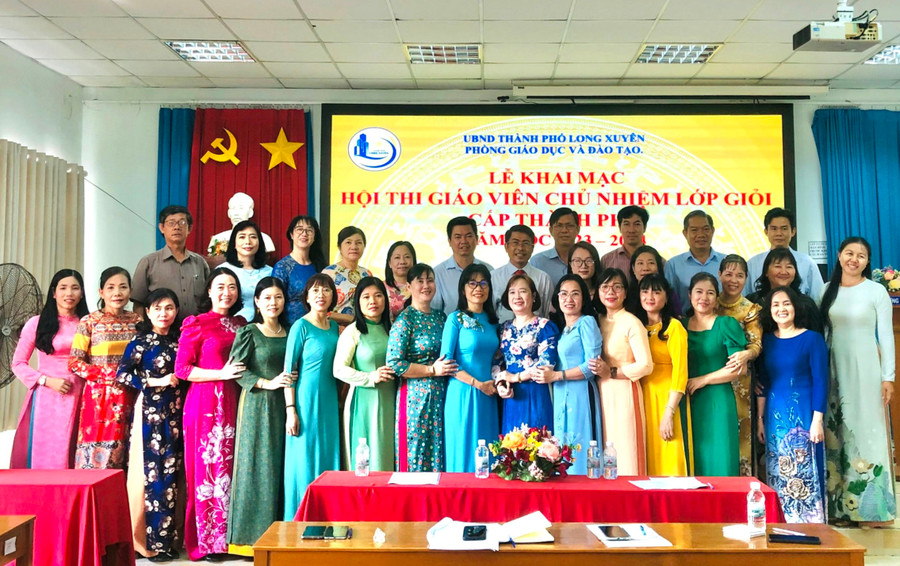 Đại biểu, Ban Giám khảo và giáo viên tham dự lễ khai mạc Hội thi.