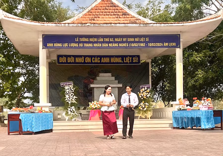 Tiết mục văn nghệ ôn lại lịch sử anh hùng của chị Neáng Nghés.