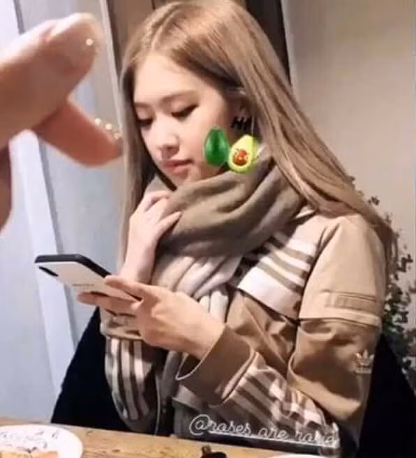 Những lần các thành viên BLACKPINK "mượn đồ" của nhau khiến fan phát sốt ảnh 16