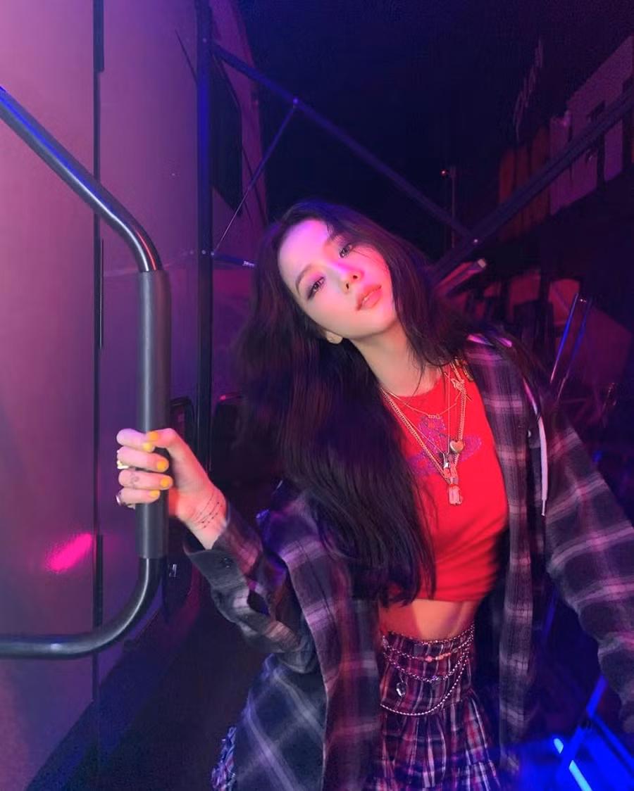 Sự đa dạng trong phong cách của cô nàng thật không thể tin được! Cô ấy có thể đi từ dễ thương và tinh nghịch đến hoàn toàn sắc sảo và quyến rũ.