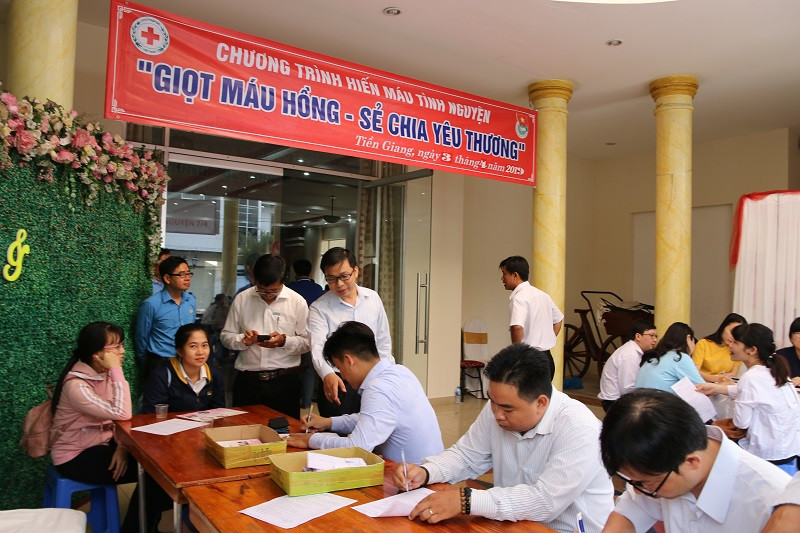 Chương trình hiến máu nhân đạo thu hút đông đảo người dân đăng ký. Ảnh: X. Uyên Chương trình hiến máu nhân đạo thu hút đông đảo người dân đăng ký. Ảnh: X. Uyên
