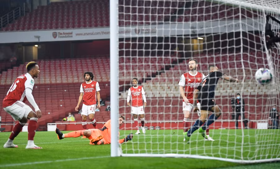 Hai đội đều có những điều chỉnh xoay tua đội hình. Tuy nhiên, Man City vẫn cho thấy sức mạnh vượt trội. Đội bóng của HLV Pep Guardiola sớm có bàn mở tỷ số ở phút thứ 3, sau pha đánh đầu cận thành của Gabriel Jesus, từ đường chuyền của Zinchenko. Đây là bàn thắng đầu tiên của Jesus sau 609 phút tịt ngòi trên mọi đấu trường.