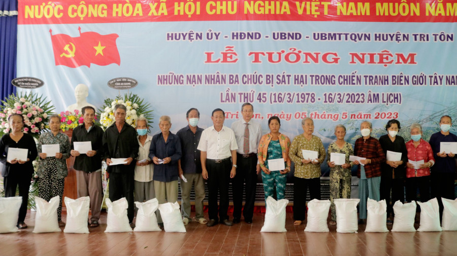 Lãnh đạo các cấp trao quà cho 15 gia đình nghèo có người thân bị sát hại. Lãnh đạo các cấp trao quà cho 15 gia đình nghèo có người thân bị sát hại.