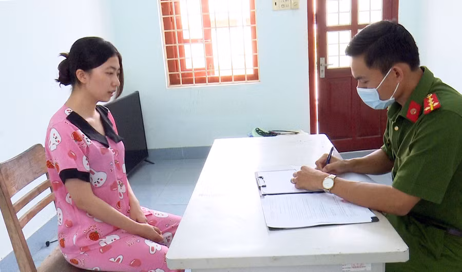 Đối tượng Nguyễn Kim Ngọc khai nhận hành vi cố ý gây thương tích do ghen tuông. (Ảnh: Nghiêm Túc) 