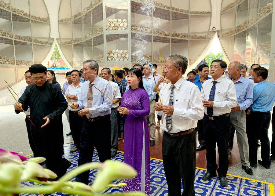 Lãnh đạo các cấp dâng hương tưởng niệm cho các nạn nhân trong lễ giỗ. Lãnh đạo các cấp dâng hương tưởng niệm cho các nạn nhân trong lễ giỗ.