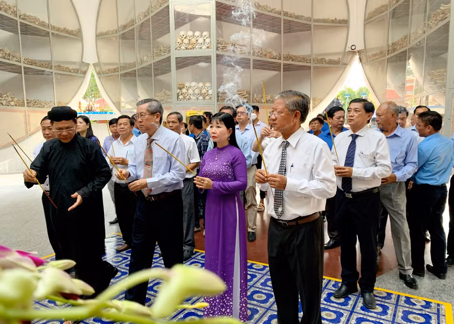 Lãnh đạo các cấp dâng hương tưởng niệm cho các nạn nhân trong lễ giỗ.