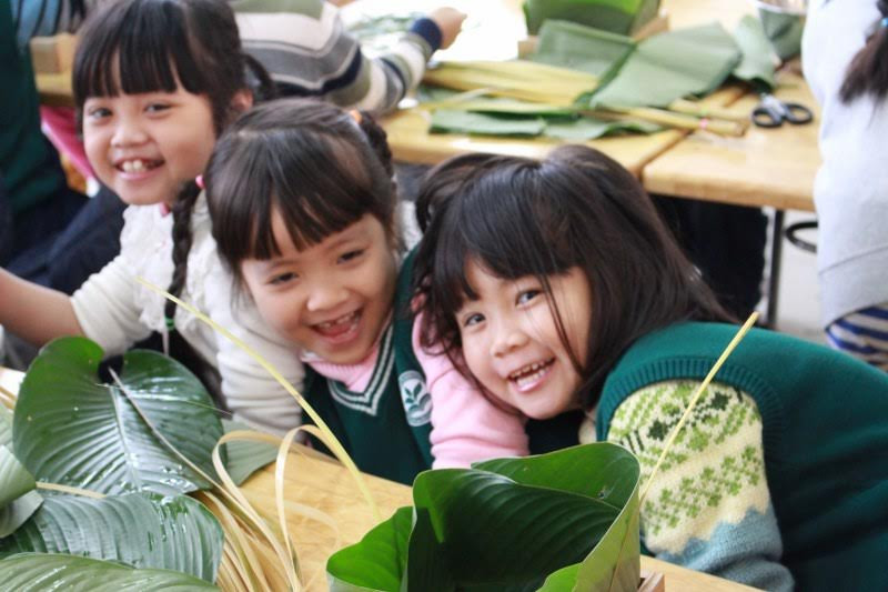 Các bạn học sinh hào hứng tham gia phiên chợ Ẩm thực với những hoạt động thú vị, ý nghĩa như tập gói bánh chưng, bánh dày; thưởng thức những món ăn đặc sản các vùng miền trong ngày Tết và rất nhiều món ăn nhanh hấp dẫn. Các bạn học sinh hào hứng tham gia phiên chợ Ẩm thực với những hoạt động thú vị, ý nghĩa như tập gói bánh chưng, bánh dày; thưởng thức những món ăn đặc sản các vùng miền trong ngày Tết và rất nhiều món ăn nhanh hấp dẫn.