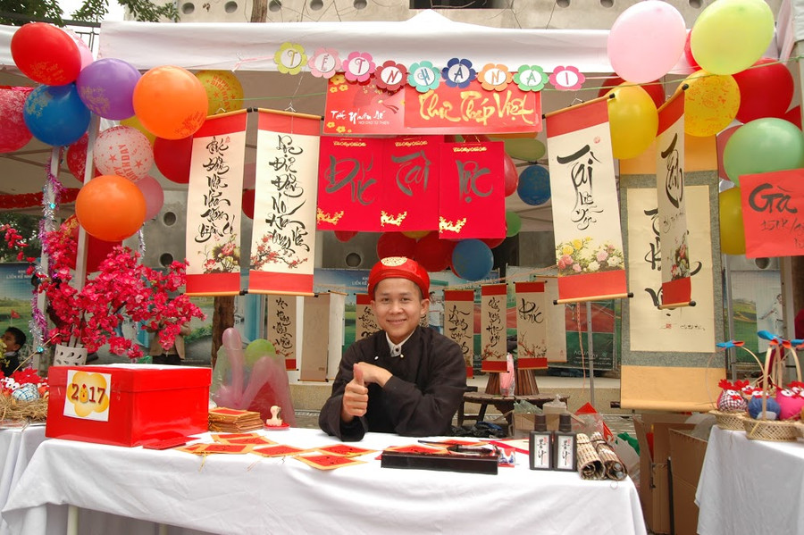 Đến với Hội xuân các bạn học sinh được đón một ngày Tết cổ truyền dân tộc đầy ý nghĩa. Nối tiếp những câu chuyện nhân ái được kể bằng âm nhạc, triển lãm hội họa, trò chơi dân gian, tranh Đông Hồ là phong phú các nét văn hóa truyền thống khác của dân tộc. Trong ảnh là một hình ảnh được ghi lại từ phiên chợ Văn hóa gồm những gian hàng tặng chữ thư pháp, nặn tò he, thưởng lãm tranh Đông Hồ, gốm sứ Bát Tràng...