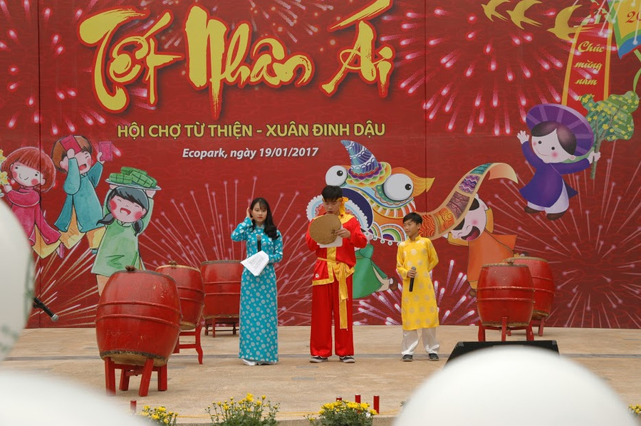 • Ngoài tham gia phiên chợ Văn hóa, phiên chợ Ẩm thực, học sinh còn được hoàn mình vào những trò chơi dân gian hấp dẫn như bắt vịt, đập niêu, đi cà kheo, kéo co, cầu khỉ, ô ăn quan; thưởng thức chương trình văn nghệ xuân rực rỡ và hoành tráng..