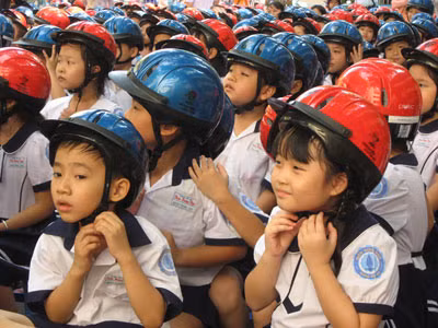 Tăng cường thực hiện bắt buộc đội mũ bảo hiểm với học sinh