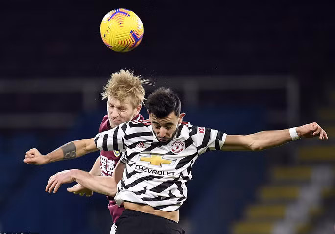 Bruno Fernandes tranh chấp với Ben Mee.