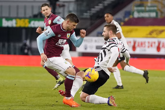 Luke phạm lỗi nguy hiểm với Gudmundsson...