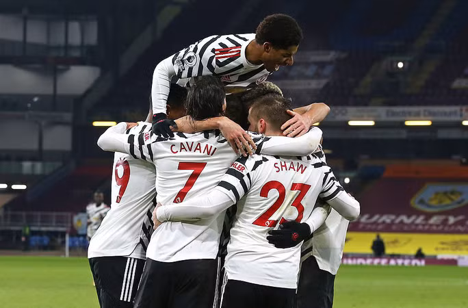 Man United lên ngôi đầu Ngoại hạng Anh.