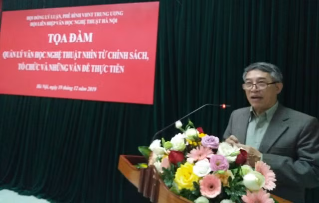 PGS.TS Phạm Quang Long phát biểu đề dẫn tại buổi tọa đàm. Ảnh: Bình Thanh.