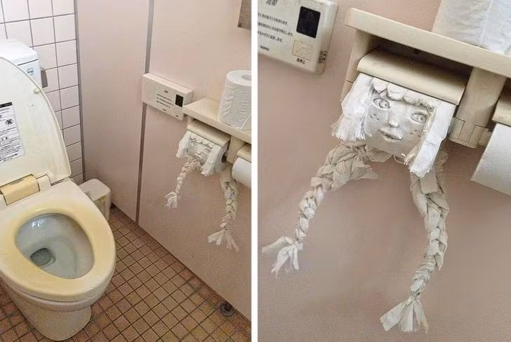 Có người buồn chán trong nhà vệ sinh ở Nhật Bản.