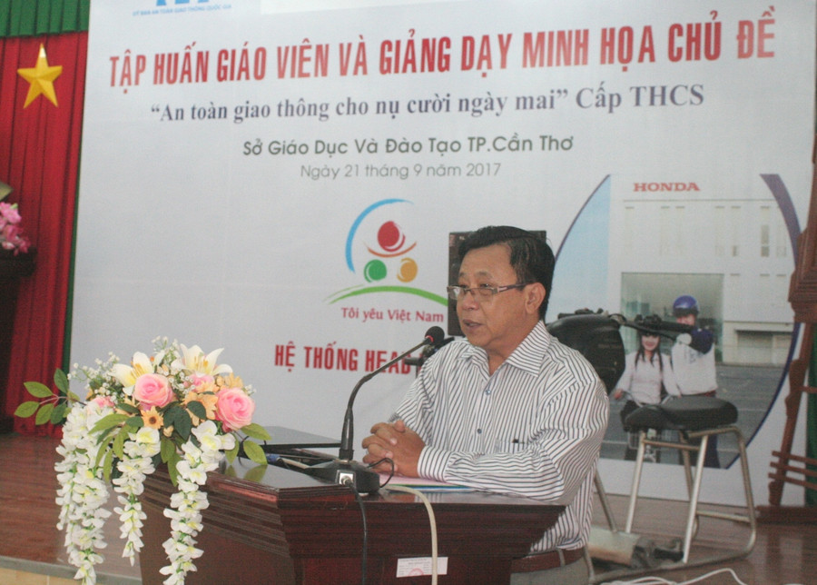 Ông Nguyễn Hữu Nhân - Trưởng Phòng Chính trị - Tư tưởng, Sở GD&ĐT TP Cần Thơ phát biểu khai mạc khóa tập huấn