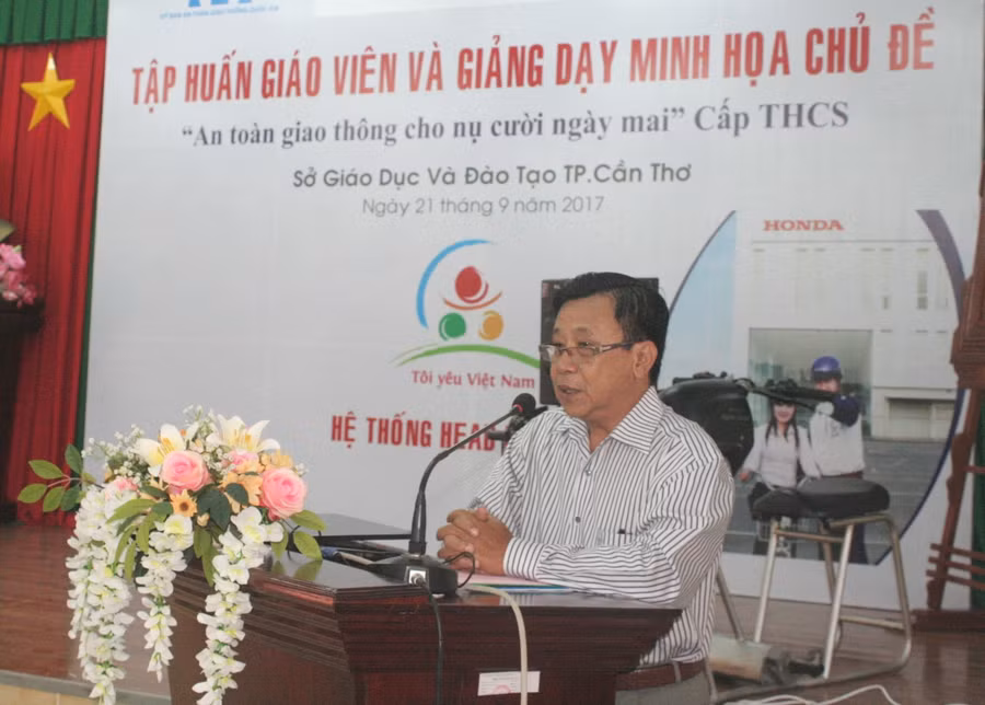 Ông Nguyễn Hữu Nhân - Trưởng Phòng Chính trị - Tư tưởng, Sở GD&ĐT TP Cần Thơ phát biểu khai mạc khóa tập huấn