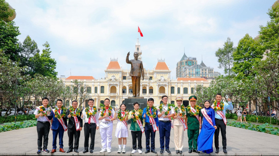Minh Khang (ngoài cùng bên trái) cùng 13 Công dân trẻ tiêu biểu TPHCM năm 2023. Ảnh: NVCC