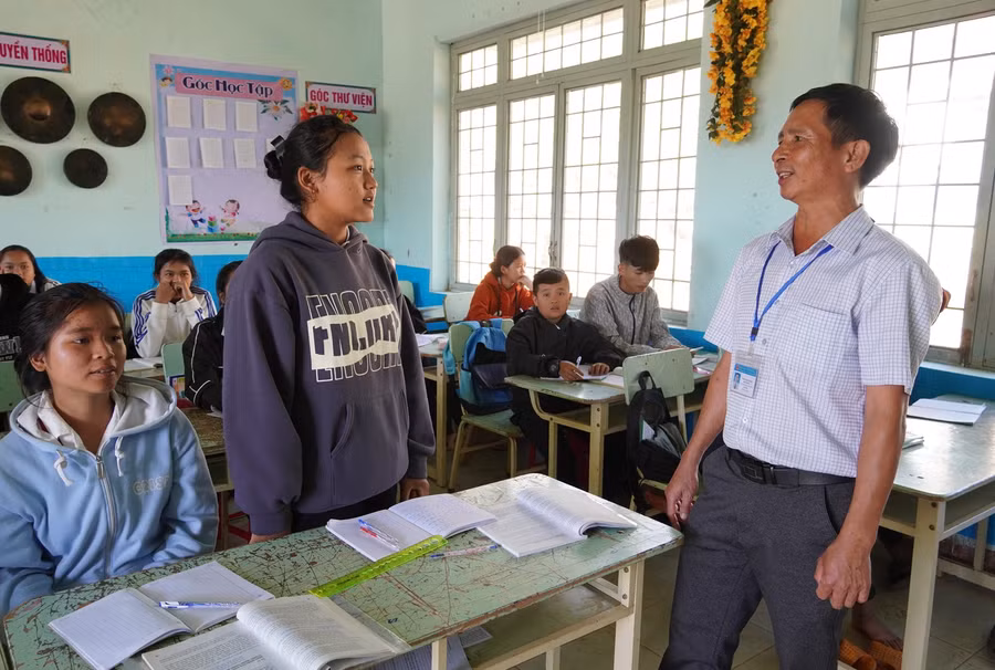 Thầy Trần Ngọc Mạnh luôn quan tâm, chăm lo cho học trò. Ảnh: Dung Nguyễn