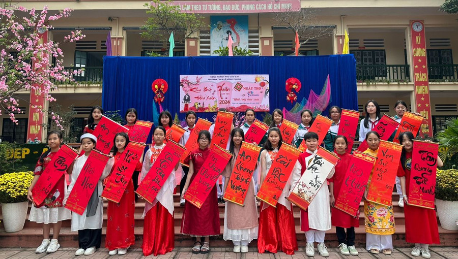 Học sinh Trường THCS Lê Hồng Phong TP Lào Cai, viết thư pháp trong Ngày thơ Việt Nam. Ảnh: Thuận Thiên