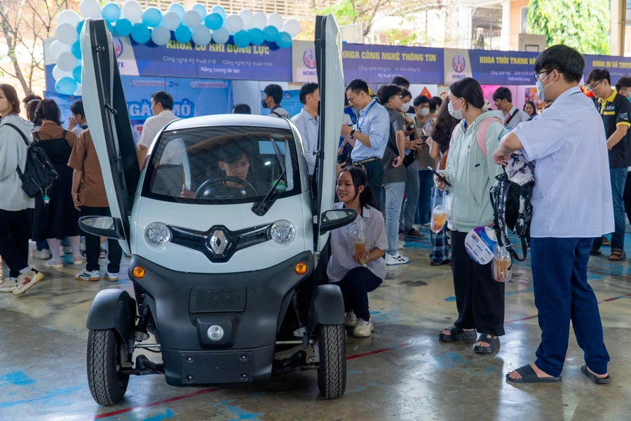 Học sinh THPT trải nghiệm công nghệ mới trong Ngày hội tư vấn tuyển sinh tại Trường Đại học Sư phạm Kỹ thuật TPHCM năm 2024. Ảnh: HCMUTE