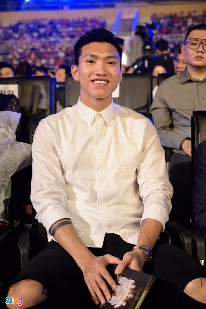 Đoàn Văn Hậu diện sơ mi trắng đúng chuẩn soái ca.