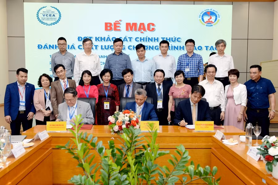 Ký kết biên bản hoàn thành đợt khảo sát chính thức tại Trường ĐH Kinh tế quốc dân.