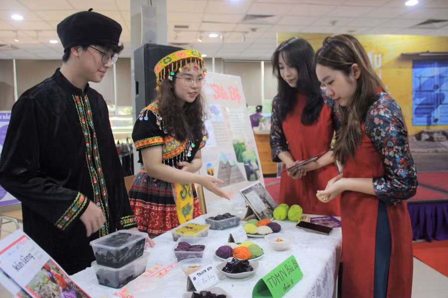 Học sinh giới thiệu về về sản phẩm trong dự án học tập.