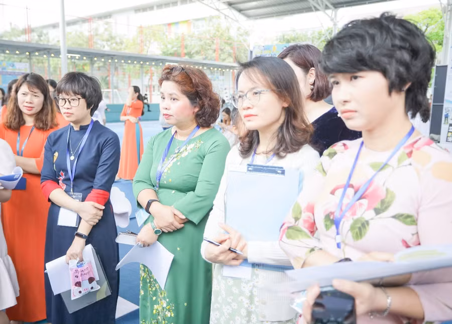 Cô Lê Tuệ Minh cùng Ban Giám khảo cuộc thi WiTeach 2020-2021 tham quan triển lãm 63 dự án sáng tạo lọt vào Vòng Chung kết.