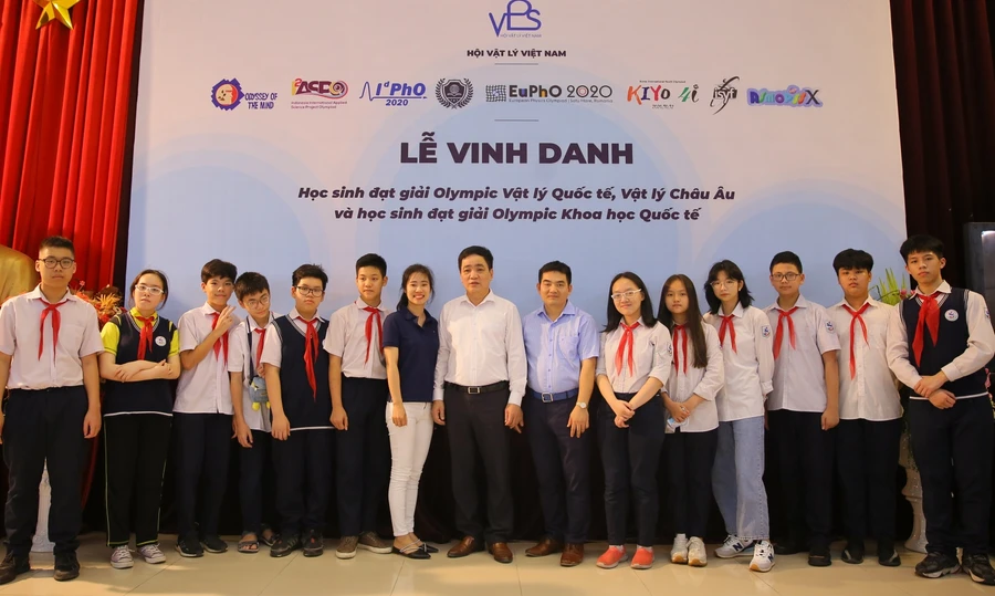 Học sinh đạt giải Olympic khoa học quốc tế được vinh danh tại buổi lễ.