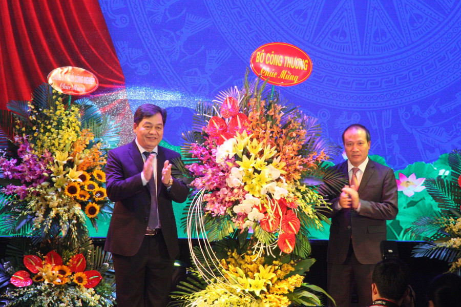 PGS.TS Trần Đức Quý thay mặt nhà trường nhận hoa chúc mừng từ đại diện lãnh đạo Bộ Công thương - Thứ trưởng Cao Quốc Hưng PGS.TS Trần Đức Quý thay mặt nhà trường nhận hoa chúc mừng từ đại diện lãnh đạo Bộ Công thương - Thứ trưởng Cao Quốc Hưng