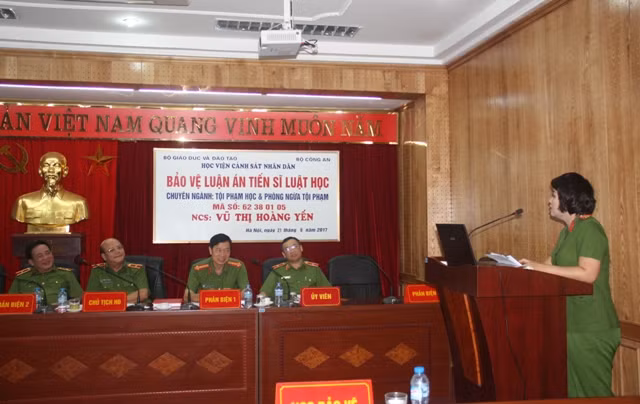 Thiếu tá Vũ Thị Hoàng Yến trả lời câu hỏi bảo vệ luận án tiến sĩ chiều 21/9 tại Học viện Cảnh sát nhân dân