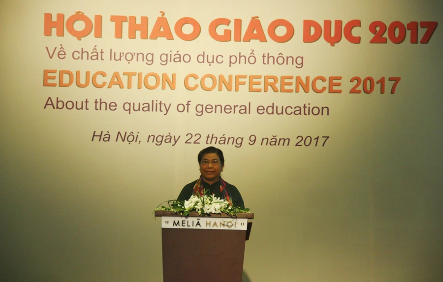 Phó Chủ tịch thường trực Quốc hội Tòng Thị Phóng phát biểu chỉ đạo hội nghị.