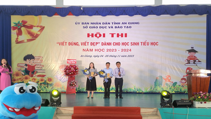 Ông Nguyễn Quốc Khanh - Phó Giám đốc Sở GD&amp;ĐT An Giang, Trưởng ban tổ chức Hội thi tặng hoa tri ân các nhà tài trợ.