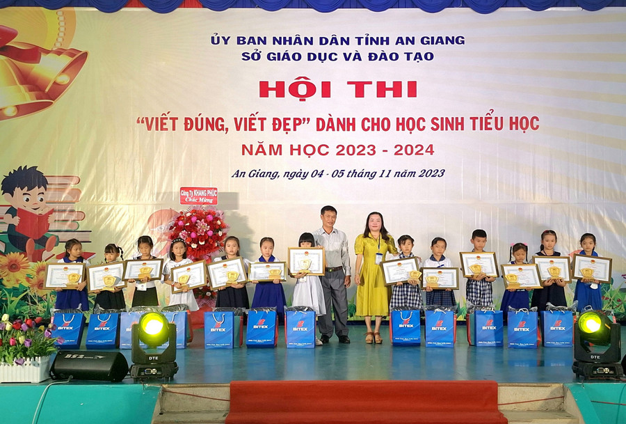 Trao thưởng và quà tặng cho các thí sinh đạt giải Ba của Hội thi.