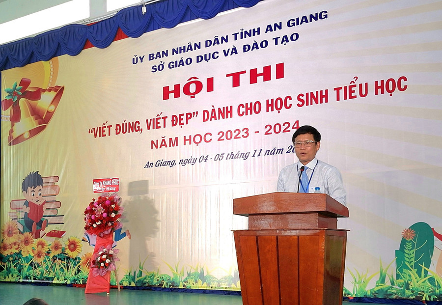 Ông Võ Văn Quới - Trưởng phòng GDMN-GDTH Sở GD&amp;ĐT An Giang, Phó Trưởng ban tổ chức phát biểu tổng kết hội thi.