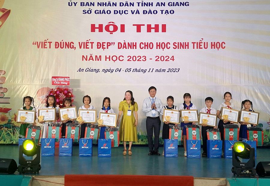 Trao thưởng và quà tặng cho các thí sinh đạt giải Nhì của Hội thi.